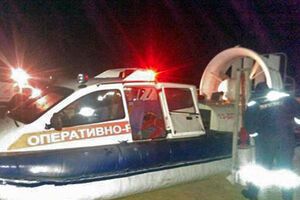 Людей спасли с помощью катера на воздушной подушке