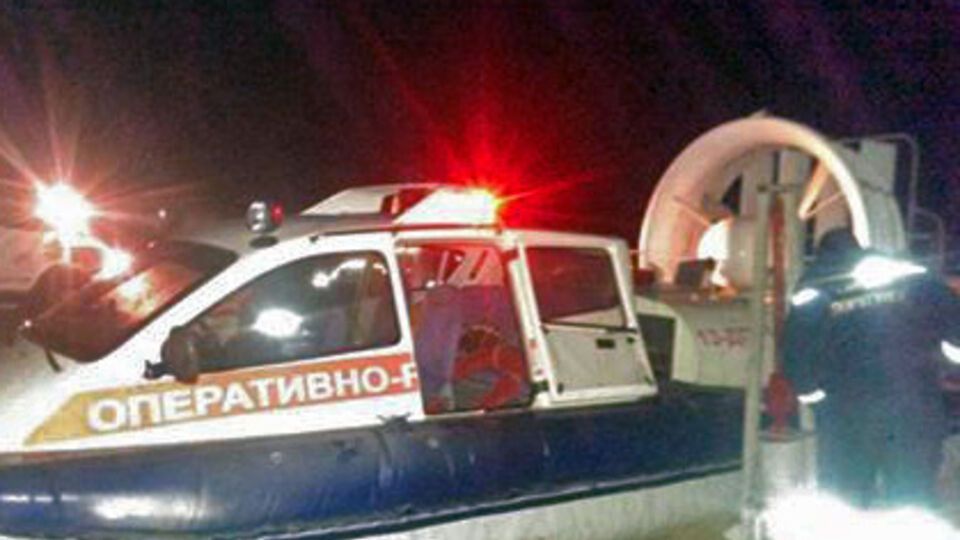 Людей спасли с помощью катера на воздушной подушке