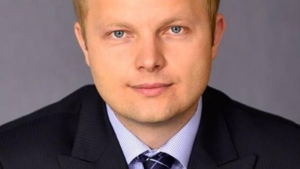 В официальной биографии Борисенко информации о том, что он был помощником Царева, нет