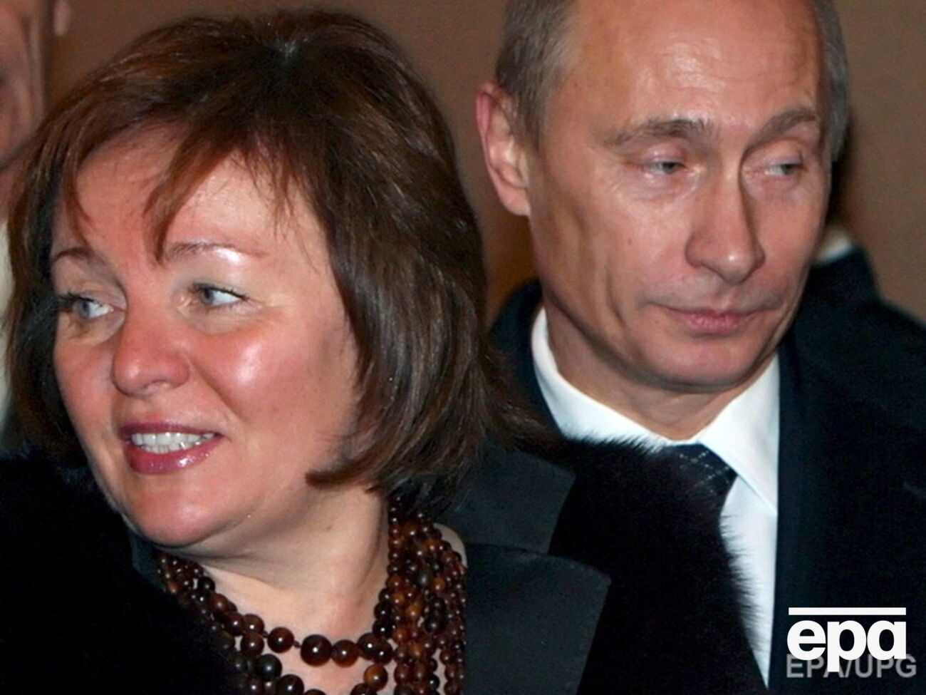 По утверждению издания "Собеседник", бывшую жену президента России Владимира Путина теперь зовут Людмила Александровна Очеретная