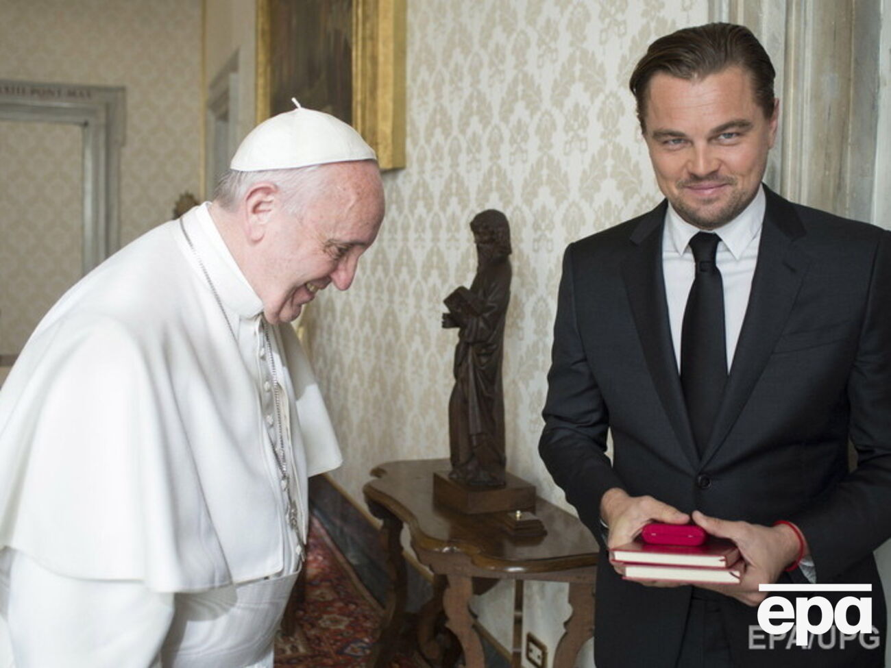 ДиКаприо подарил Папе книгу с репродукциями Босха