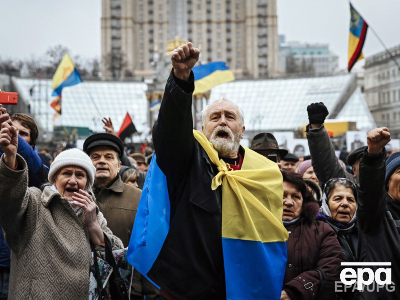 Лишь половина украинцев знают, что они являются источником власти в стране