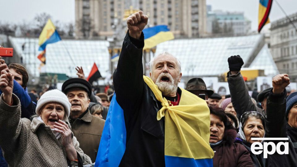 Лишь половина украинцев знают, что они являются источником власти в стране