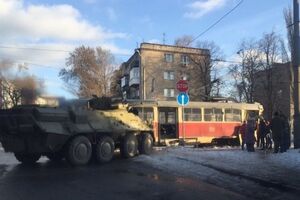 В Днепропетровске столкнулся БТР и трамвай