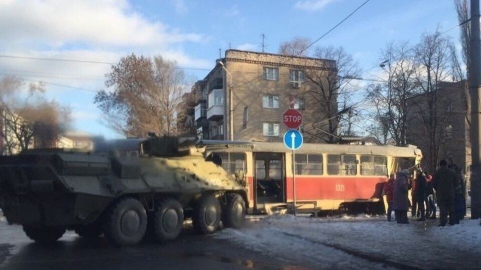 В Днепропетровске столкнулся БТР и трамвай