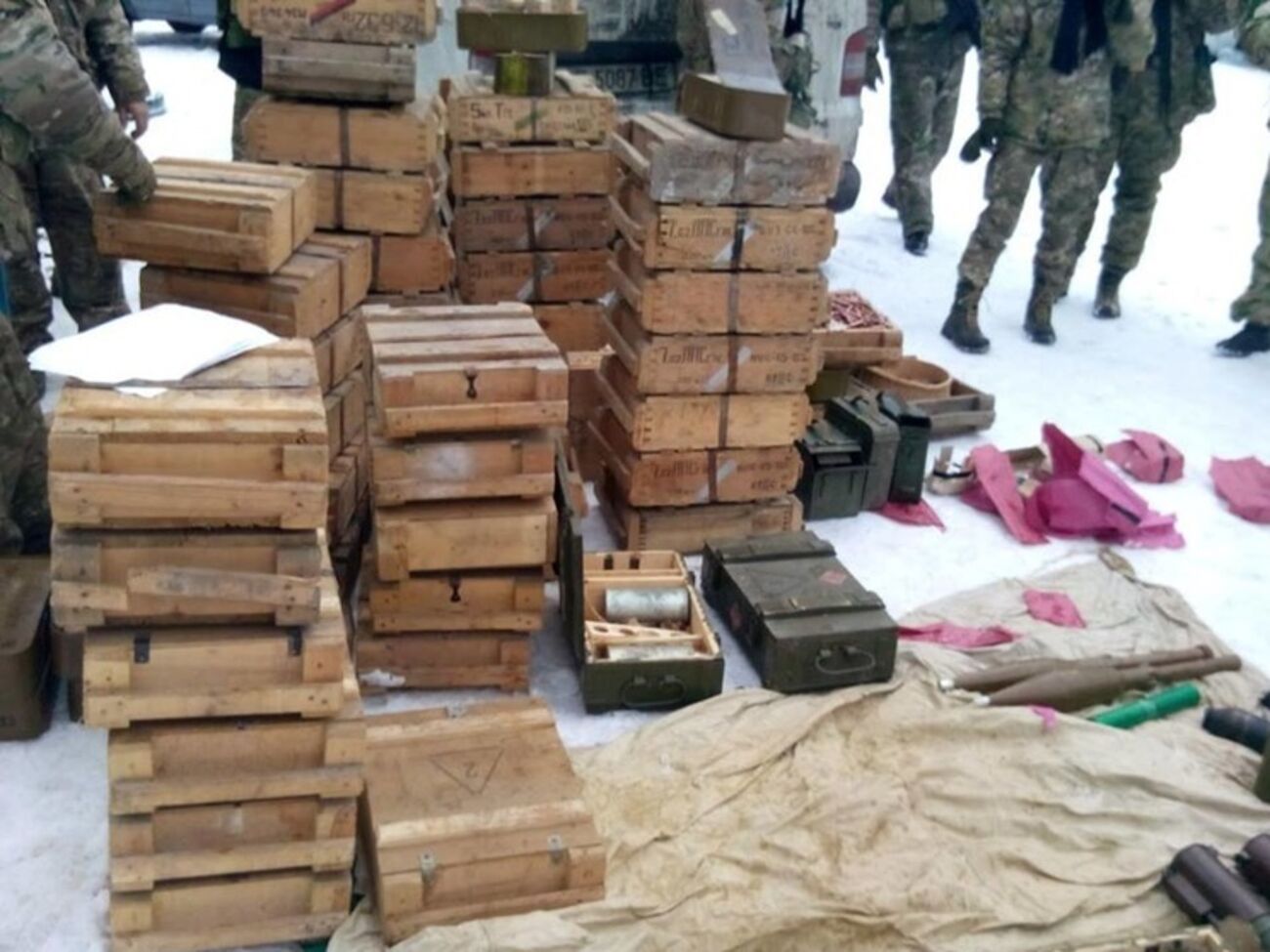 СБУ обнаружила в лесной зоне крупный тайник с оружием и боеприпасами
