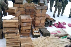 СБУ обнаружила в лесной зоне крупный тайник с оружием и боеприпасами