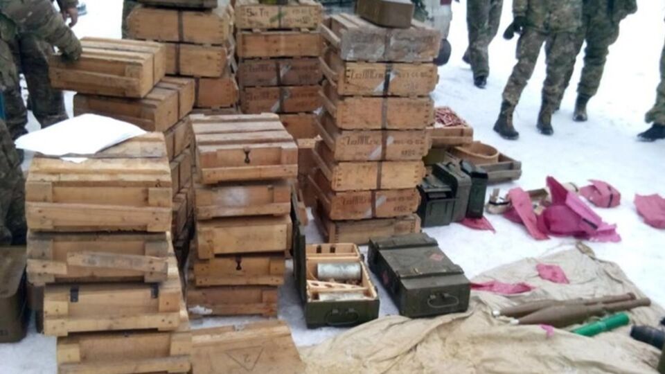 СБУ обнаружила в лесной зоне крупный тайник с оружием и боеприпасами