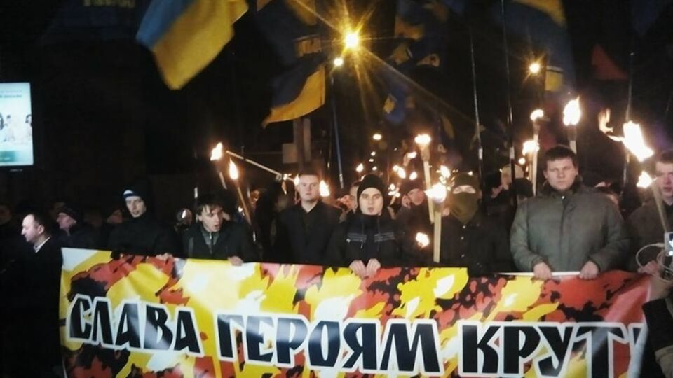 Свободовцы организовали в Киеве факельное шествие в честь годовщины битвы под Крутами. Фоторепортаж