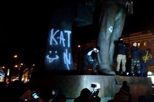 На постаменте активисты написали слово "кат" – "палач"