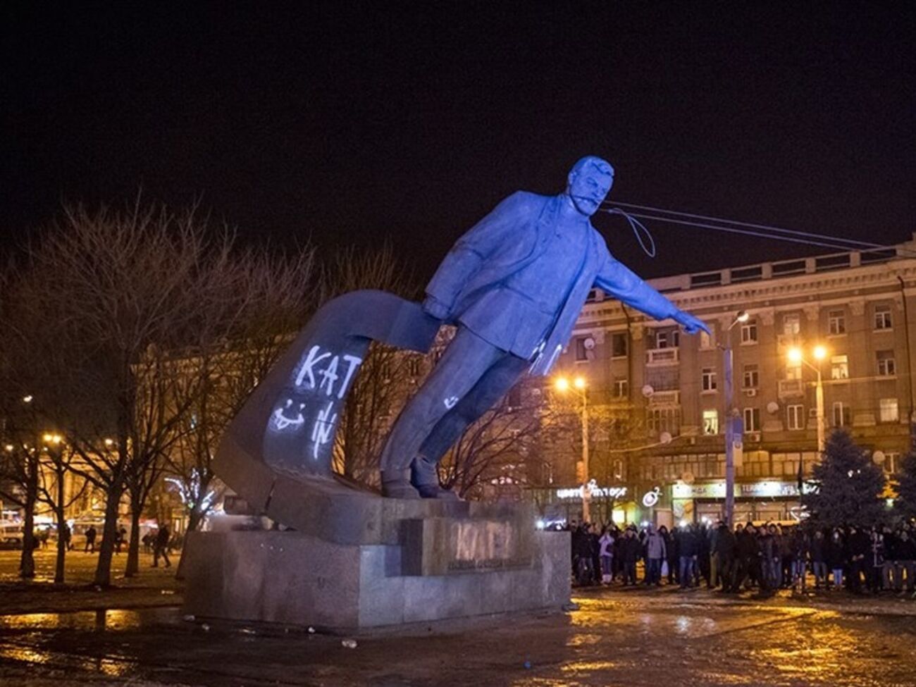 Момент падения памятника