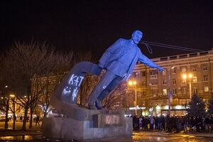 Момент падения памятника