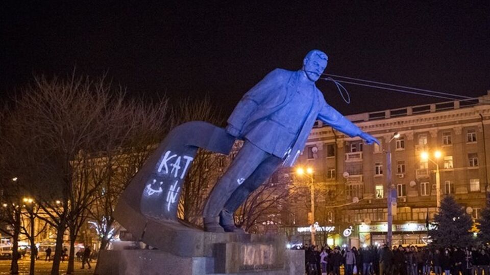 Момент падения памятника