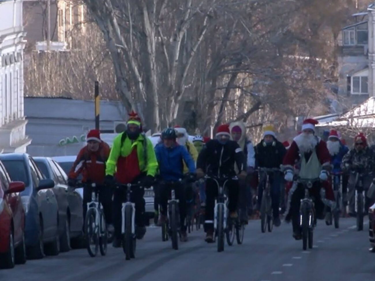 Одесситы проехались по паркам и скверам города, чтобы вручить детям сладости, а также пригласить на рождественскую ярмарку
