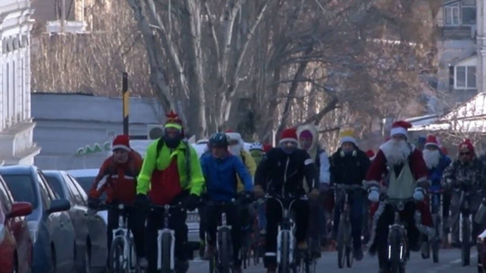 Одесситы проехались по паркам и скверам города, чтобы вручить детям сладости, а также пригласить на рождественскую ярмарку