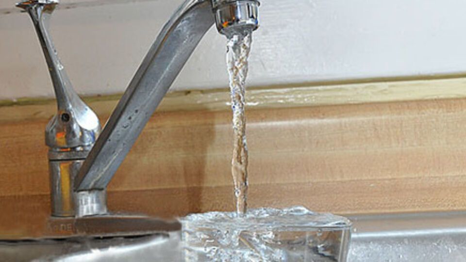 Сегодня МЧС РФ поставляет пострадавшим от аварии жителям Севастополя только "техническую воду"