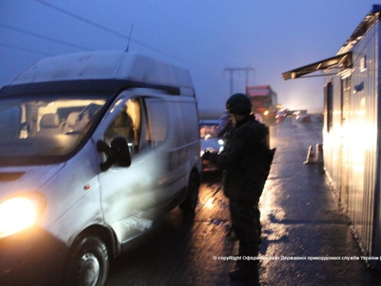 По данным Госпогранслужбы, утром 3 января на КПВВ "Зайцево" и "Марьинка" очередей по транспорту, который ожидал оформления, не было