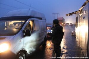 По данным Госпогранслужбы, утром 3 января на КПВВ "Зайцево" и "Марьинка" очередей по транспорту, который ожидал оформления, не было