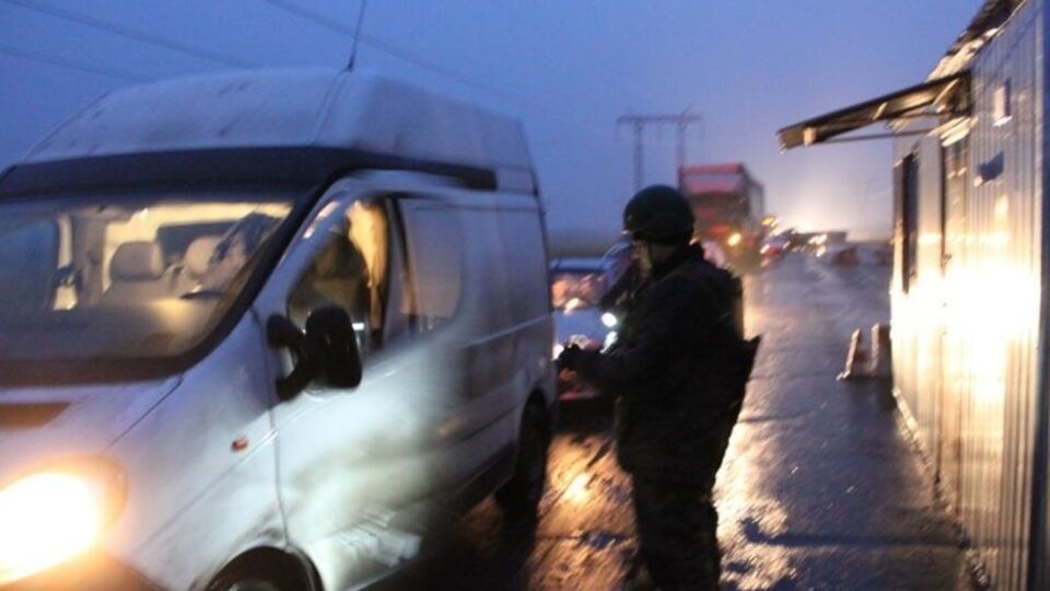 По данным Госпогранслужбы, утром 3 января на КПВВ "Зайцево" и "Марьинка" очередей по транспорту, который ожидал оформления, не было