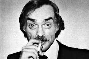 Лев Збарский родился в 1931 году в Москве, в 1972 году эмигрировал в Израиль, оттуда переехал в США