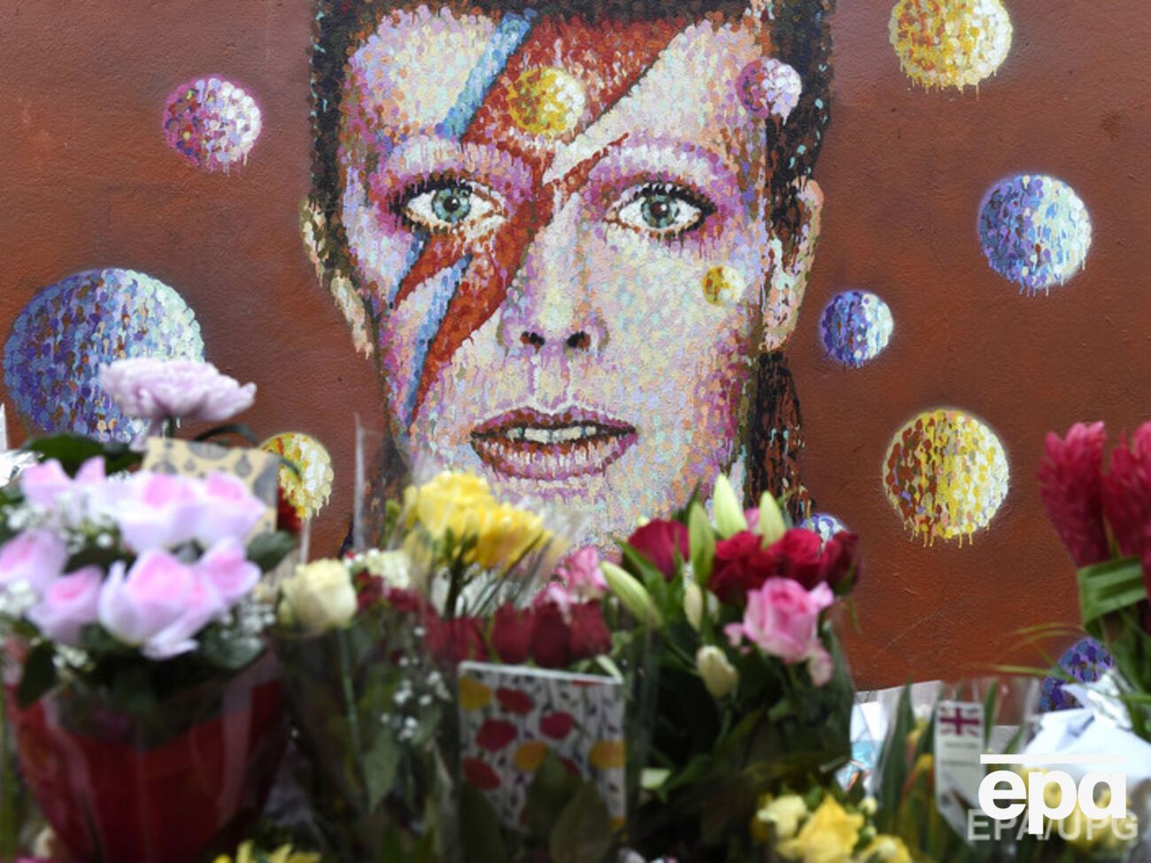 Боуи завещал кремировать его тело "в соответствии с буддийскими ритуалами"