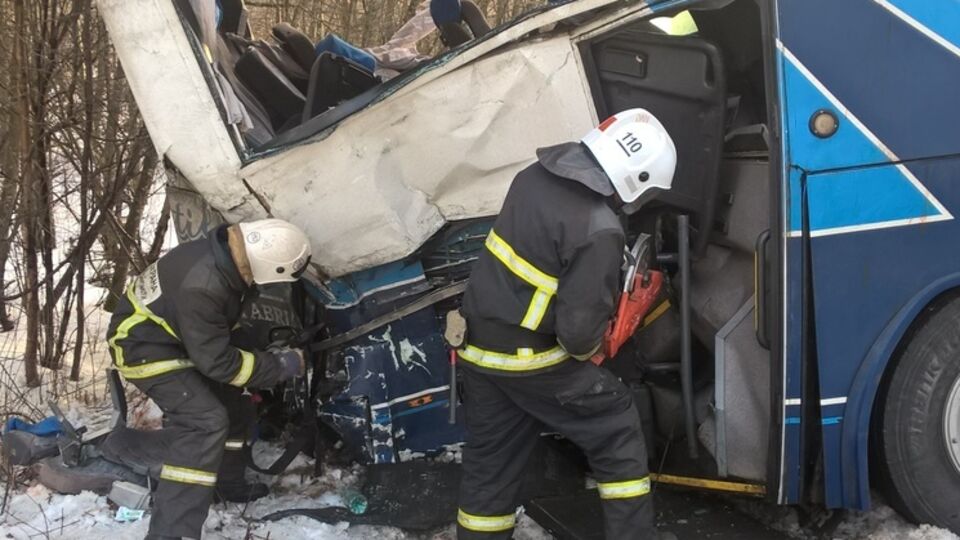 Удар пришелся на заднюю часть автобуса