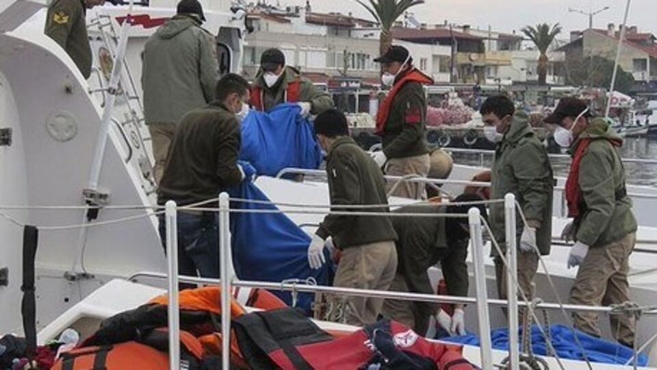 С затонувшего судна спасли 75 человек