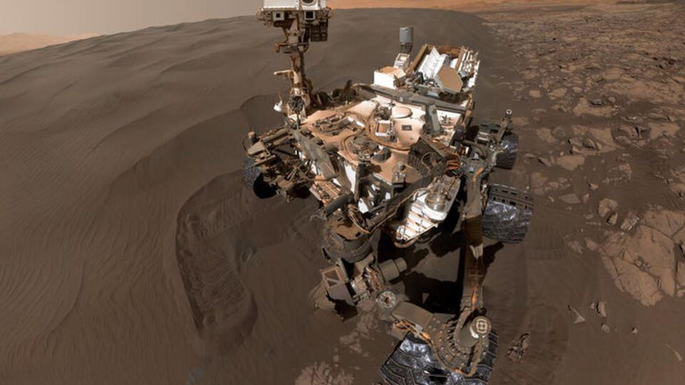 Марсоход Curiosity совершенствует искусство селфи на марсианской дюне