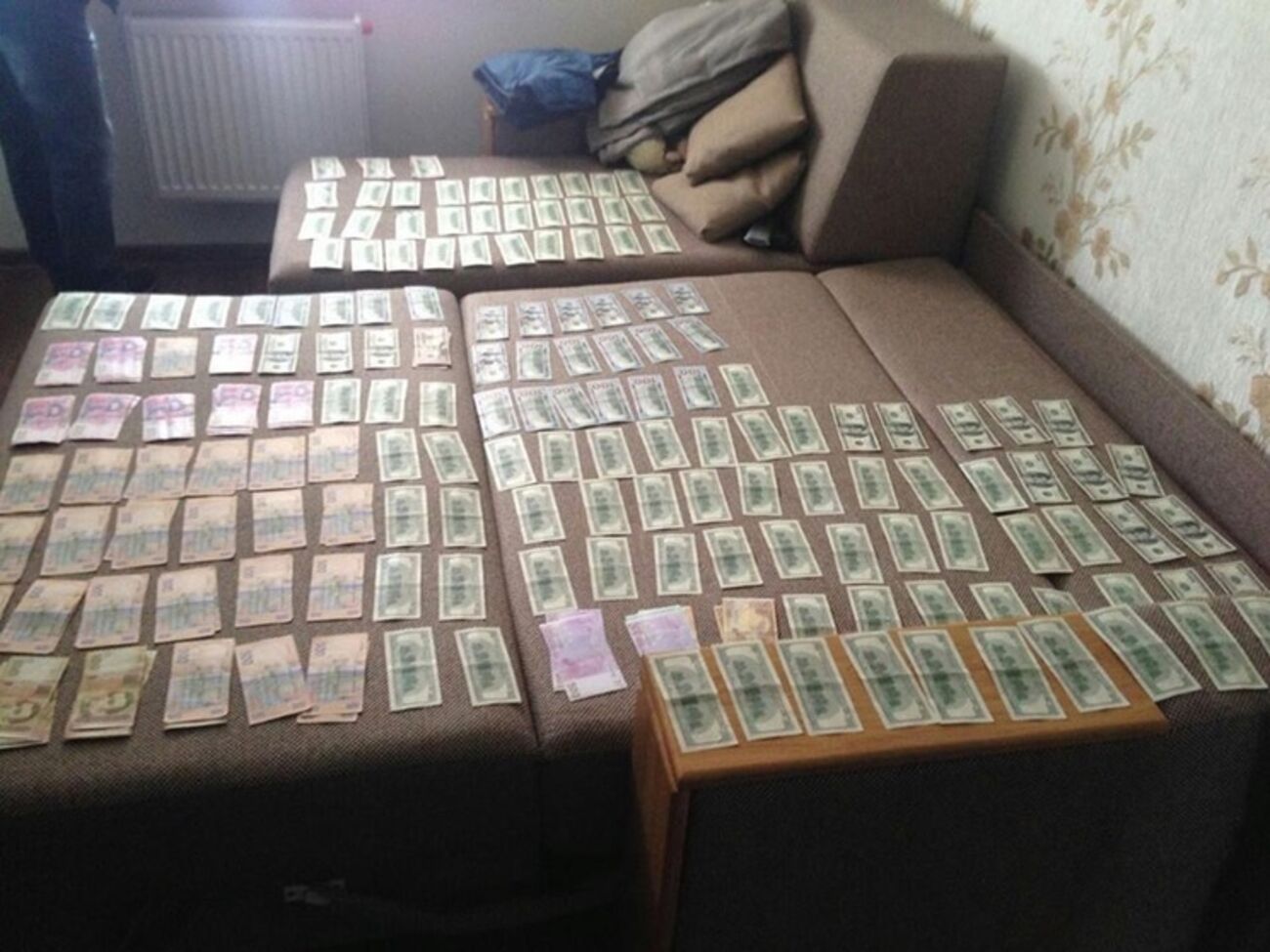 Главного специалиста киевского управления миграционной службы задержали при получении взятки