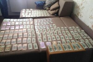 Главного специалиста киевского управления миграционной службы задержали при получении взятки