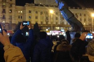 Момент падения памятника