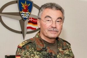 Командующий северо-восточным корпусом НАТО генерал-лейтенант Манфред Хофманн