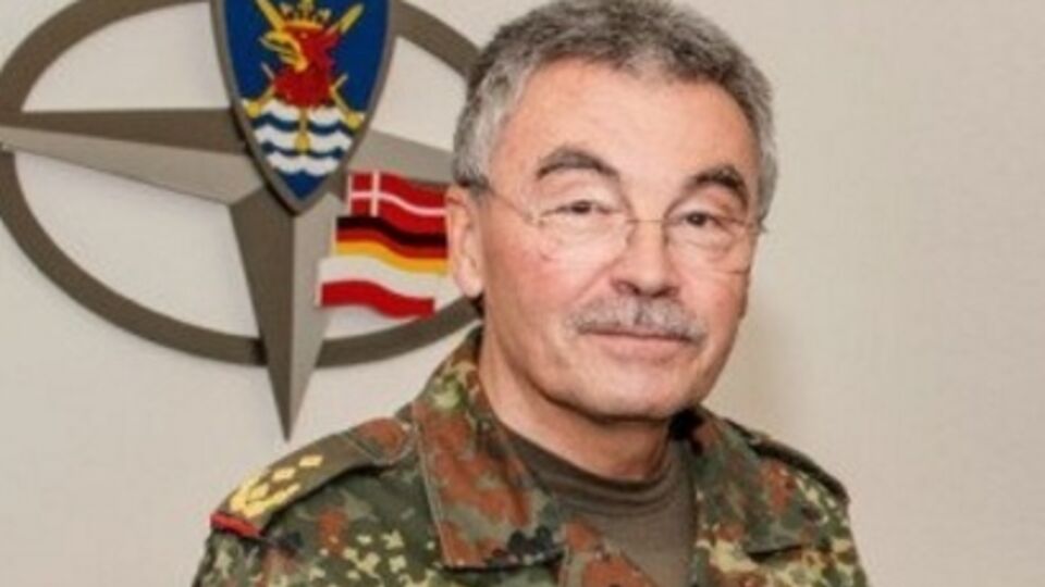 Командующий северо-восточным корпусом НАТО генерал-лейтенант Манфред Хофманн