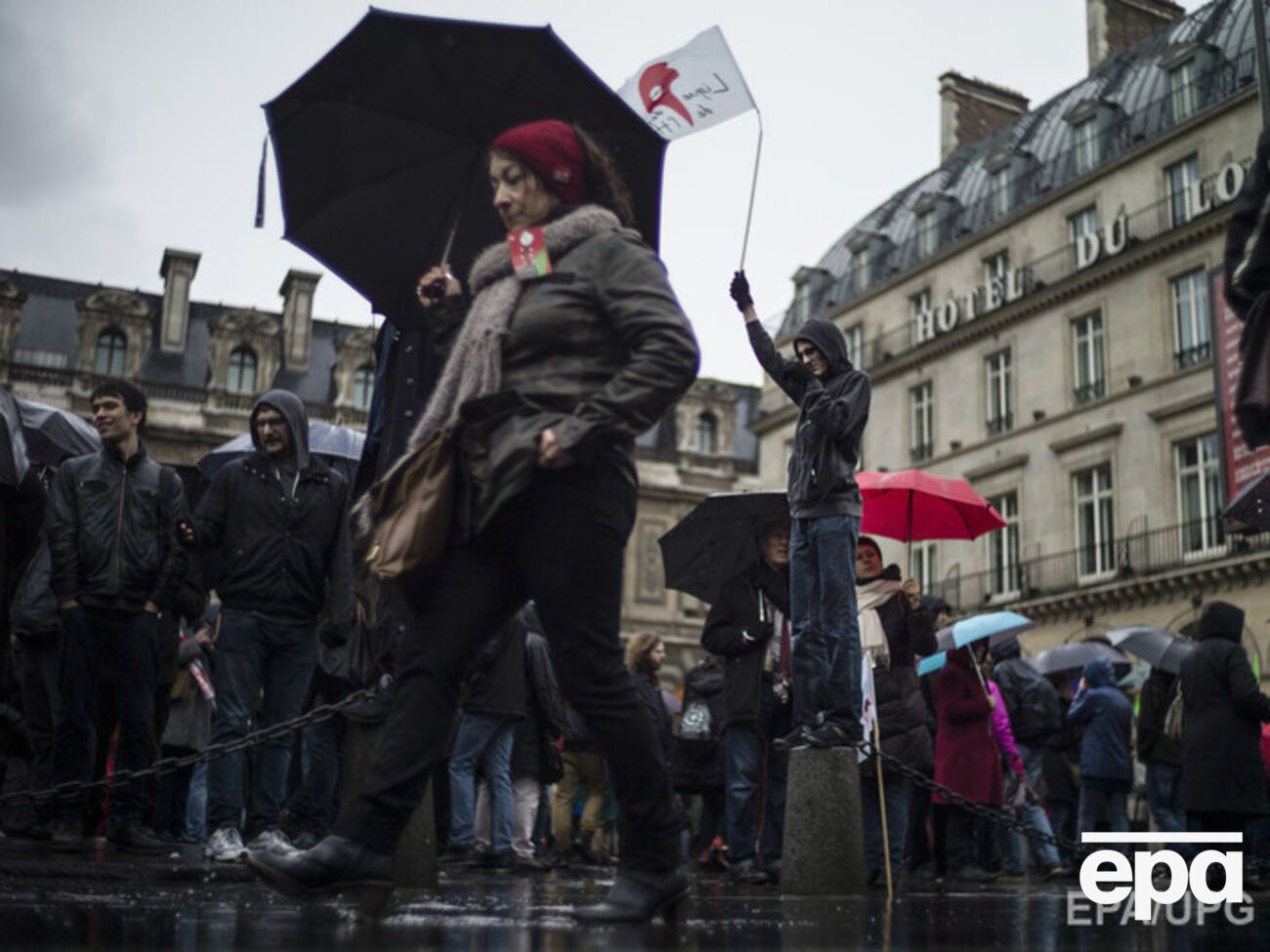 В Париже около тысячи человек протестовали против продления чрезвычайного положения. Фоторепортаж