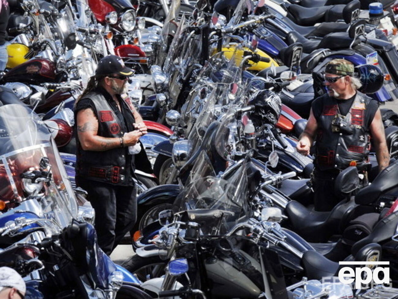 Полиция считает, что перестрелка произошла между конкурирующими группировками байкеров