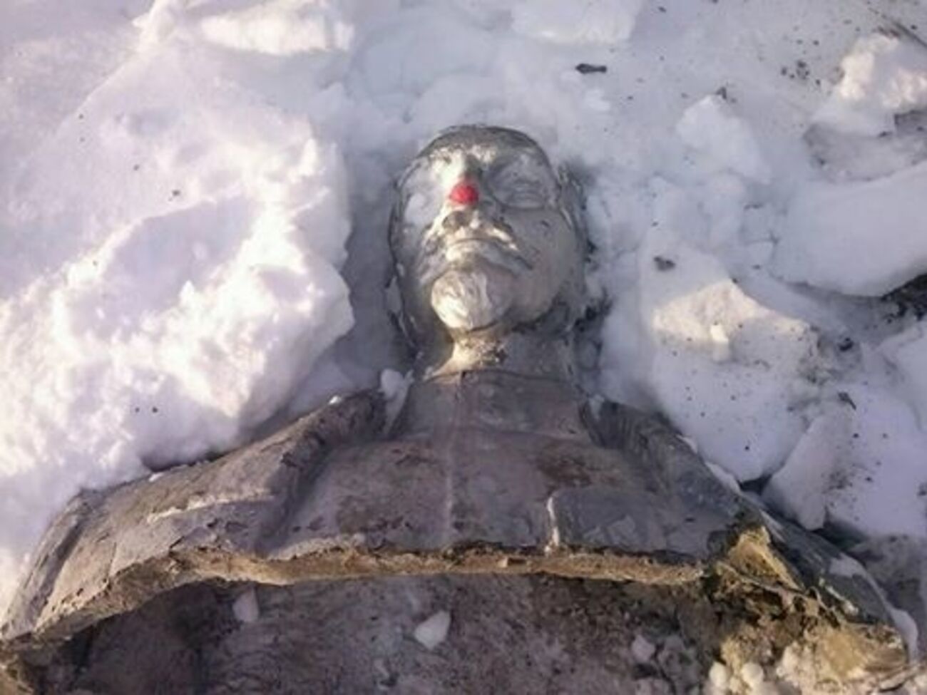 Разрушенный памятник Феликсу Дзержинскому в центре села Краснознаменка