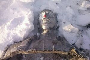 Разрушенный памятник Феликсу Дзержинскому в центре села Краснознаменка