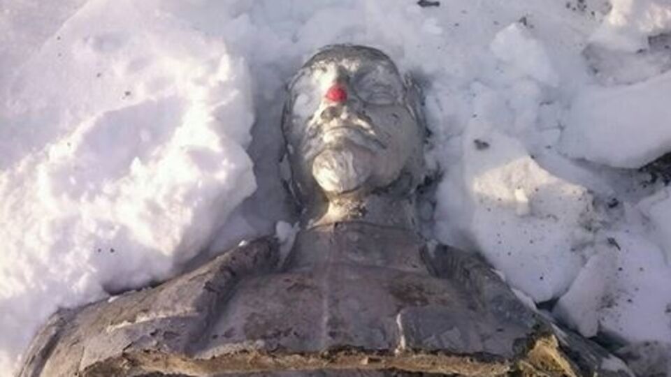 Разрушенный памятник Феликсу Дзержинскому в центре села Краснознаменка