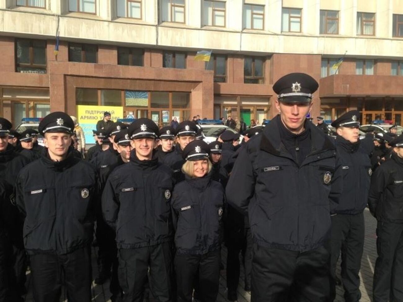 Новые полицейские во время церемонии присяги
