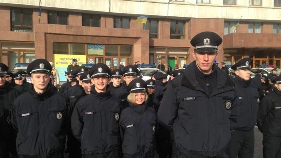 Новые полицейские во время церемонии присяги