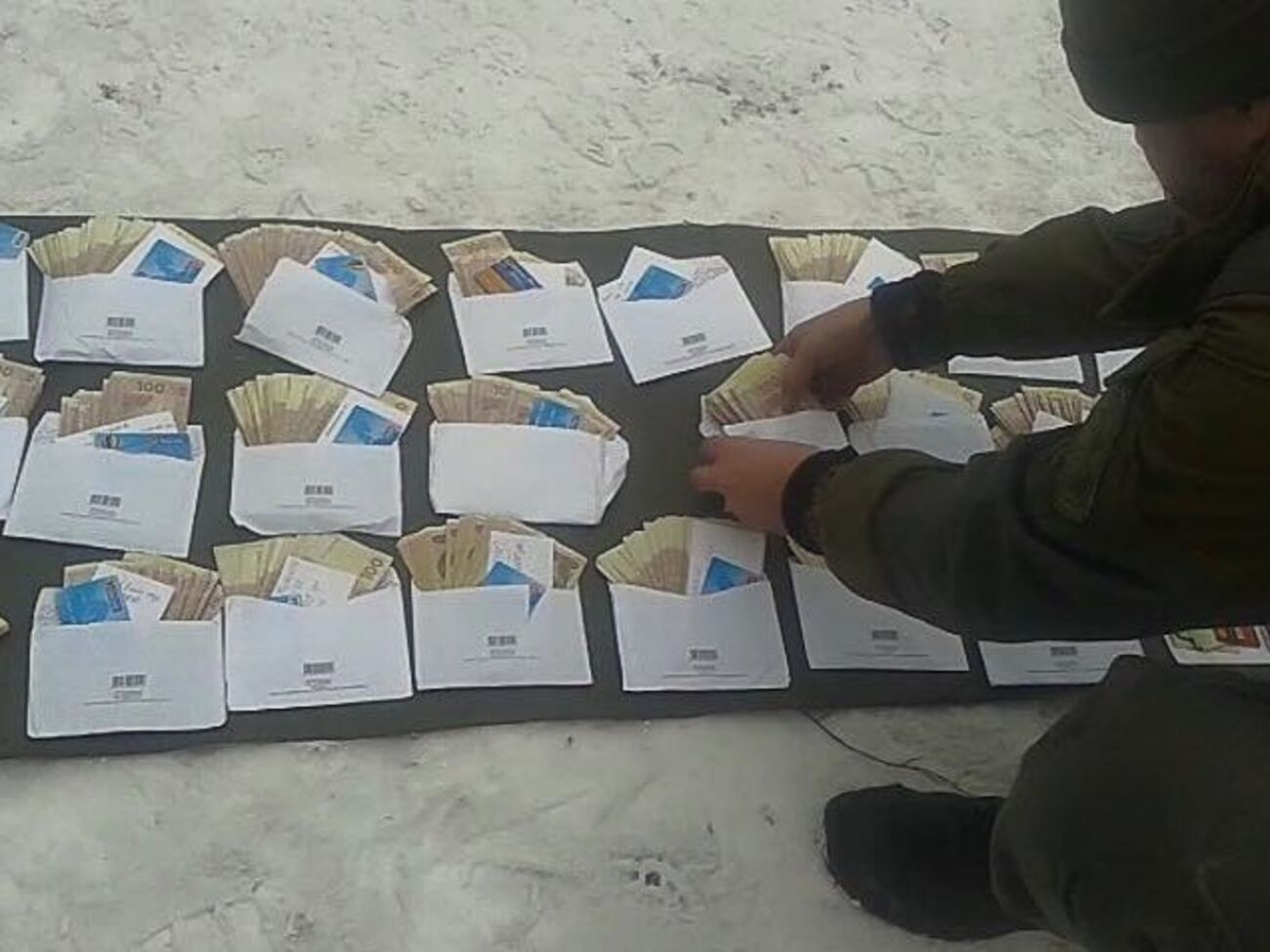 Деньги у задержанного в зоне АТО курьера были разложены по конвертам с фамилиями