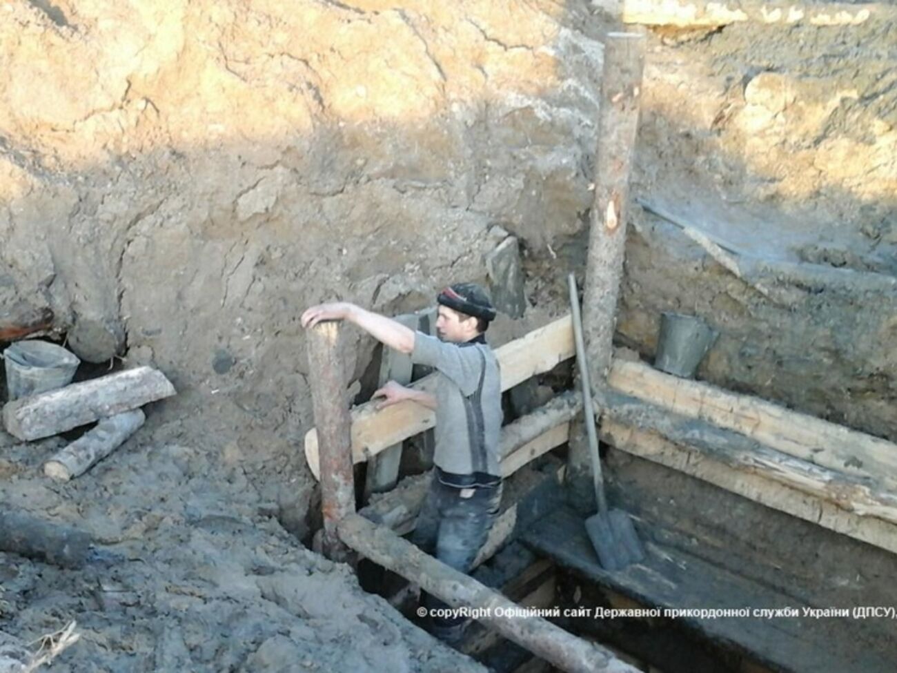 Пограничники нашли три места незаконной добычи янтаря