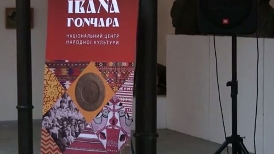 Отправной точкой проекта стали крымскотатарские орнаменты, нарисованные крымским керамистом Рустемом Скибиным, которые наносились на здания в Виннице и Бердянске