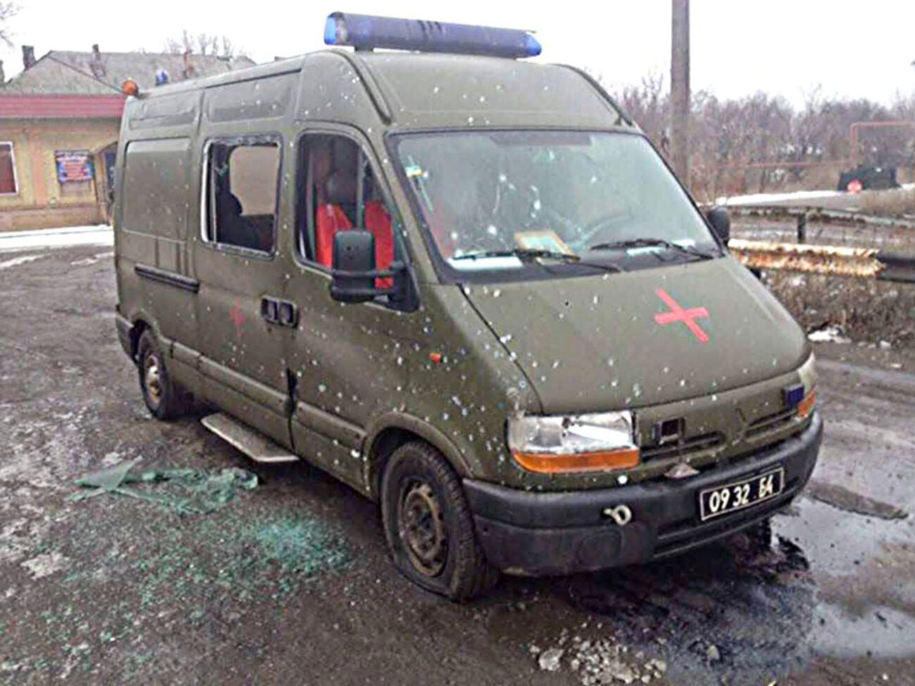 Санитарный автомобиль волонтеров получил серьезные повреждения