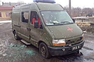 Санитарный автомобиль волонтеров получил серьезные повреждения