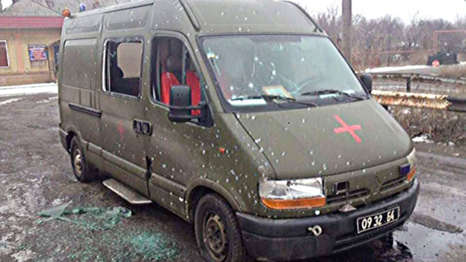 Санитарный автомобиль волонтеров получил серьезные повреждения