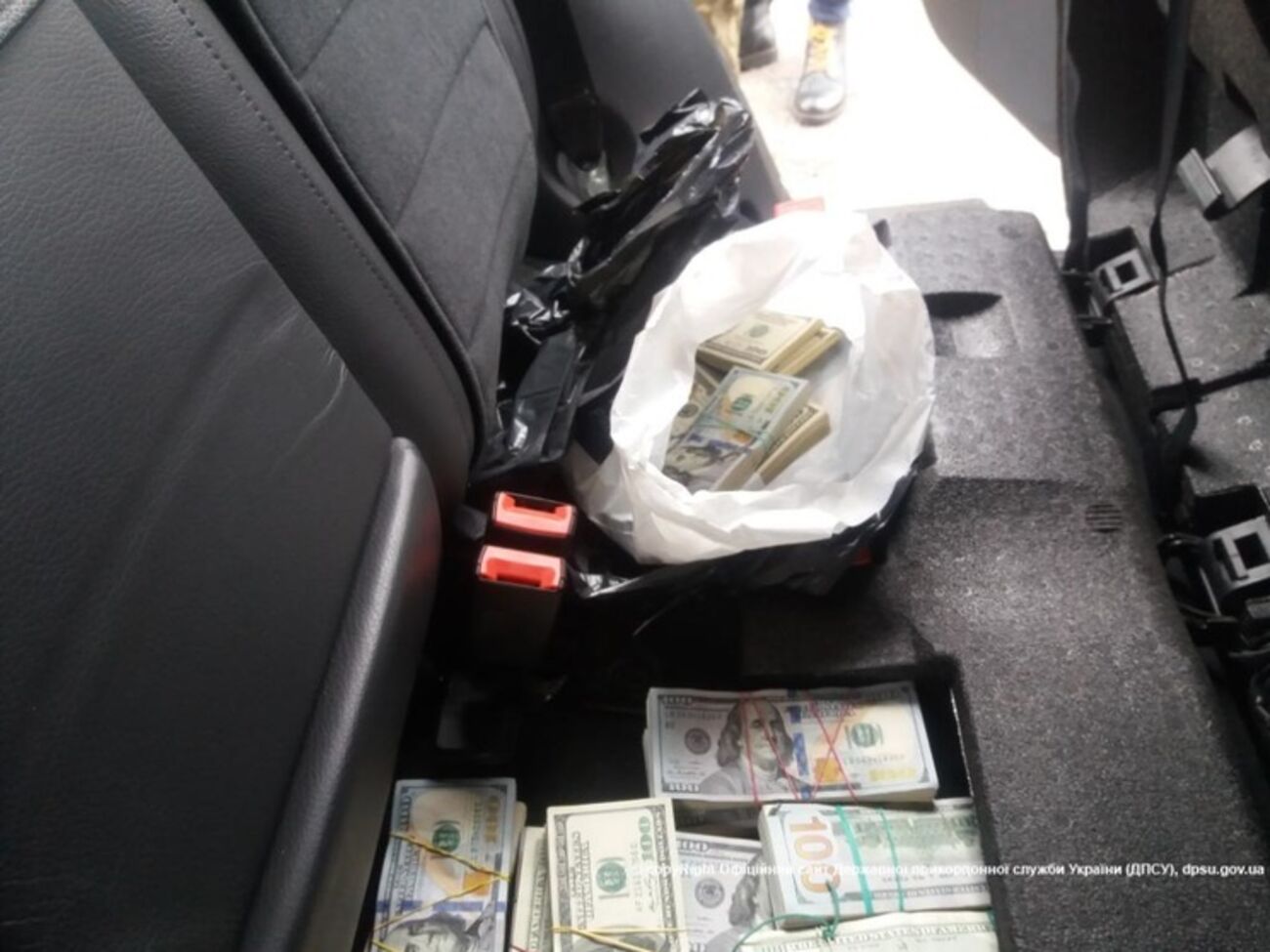 Деньги нашлись в тайнике за задним сиденьем