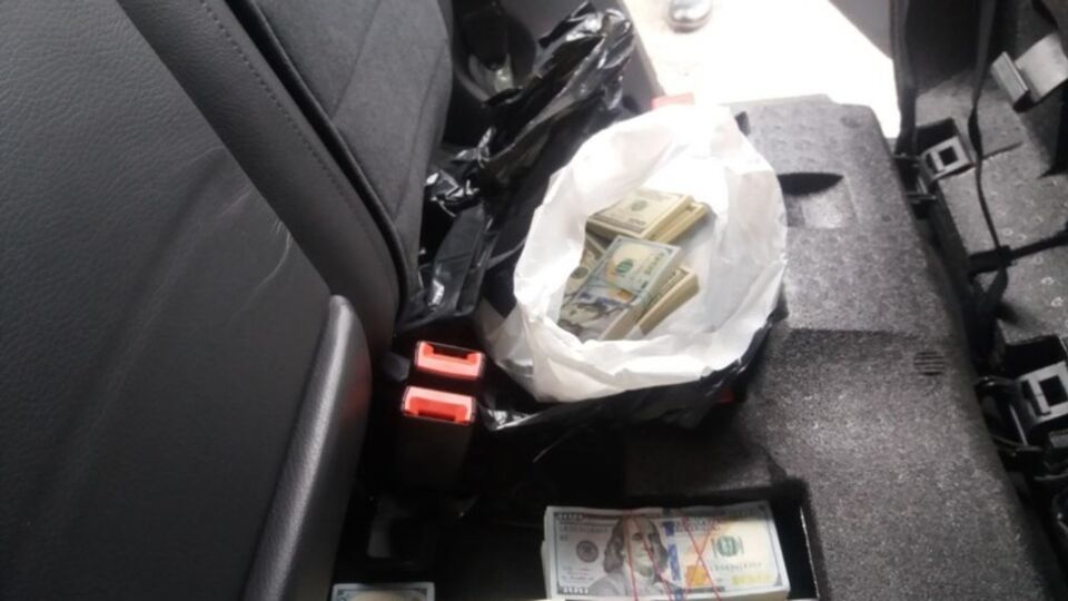 Деньги нашлись в тайнике за задним сиденьем