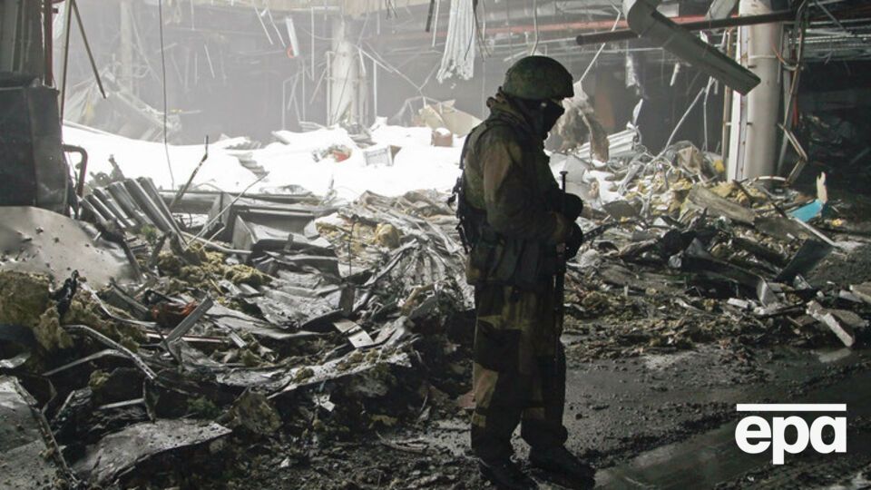 Представитель террористического формирования "ДНР" на руинах донецкого аэропорта