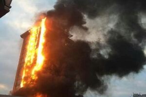 В китайском городке загорелась высотка